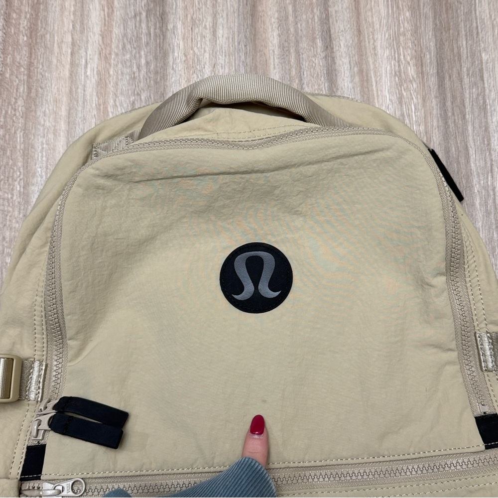 Lululemon New Crew Backpack in Color Trench 22L - Picture 16 of 16